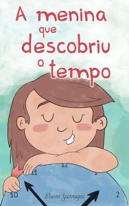 Capa do e-book de historinhas A menina que descobriu o tempo. Uma menina de olhos fechados se apoia sobre um grande relógio, e sorri contente.